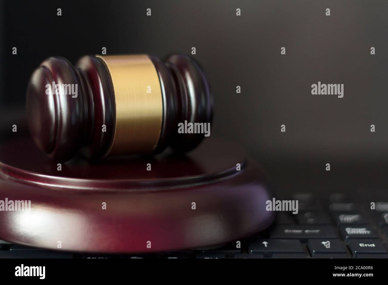 Il gavel del giudice sulla tastiera del computer. Concetto di criminalità informatica, diritto e giustizia Foto Stock