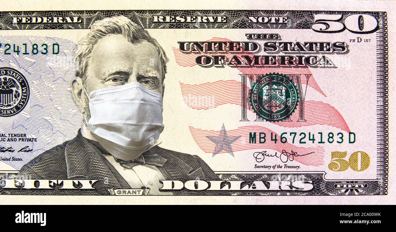 Coronavirus negli Stati Uniti, 50 dollari di denaro con maschera facciale. COVID-19 riguarda il mercato azionario globale. Economia mondiale colpita da paure pandemiche da virus corona. Conc Foto Stock
