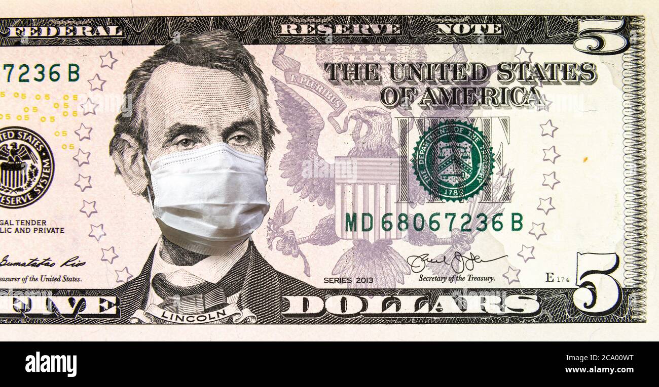 Coronavirus negli Stati Uniti, bolletta di 5 dollari con maschera facciale. COVID-19 riguarda il mercato azionario globale. Economia mondiale colpita da paure pandemiche da virus corona. Concep Foto Stock