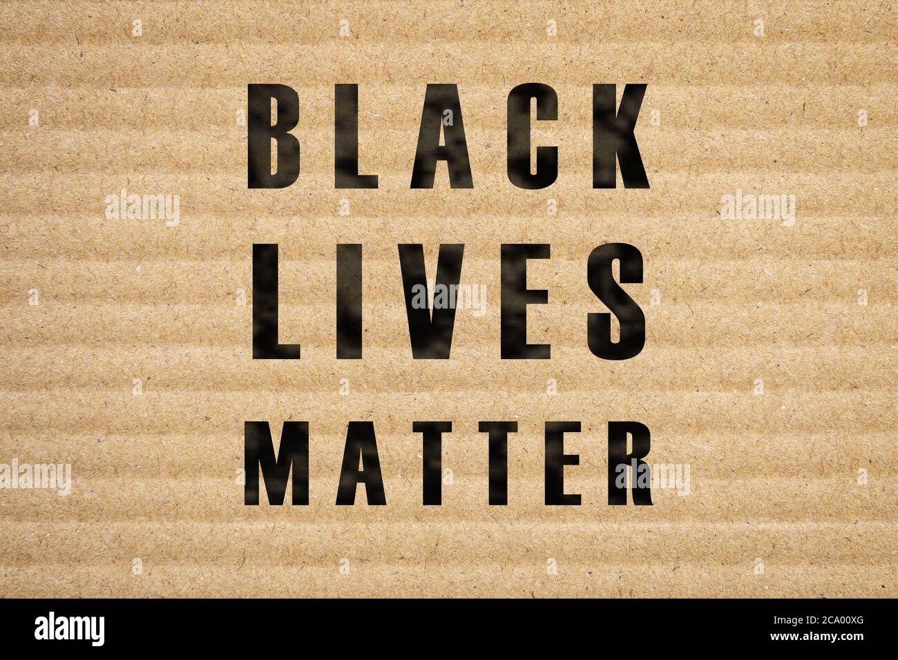 Lo slogan Black Lives Matter su striscioni di cartone. Cartoncino in cartone ondulato, cartello per dimostrazioni. Marches di protesta e rivolte contro la polizia vio Foto Stock