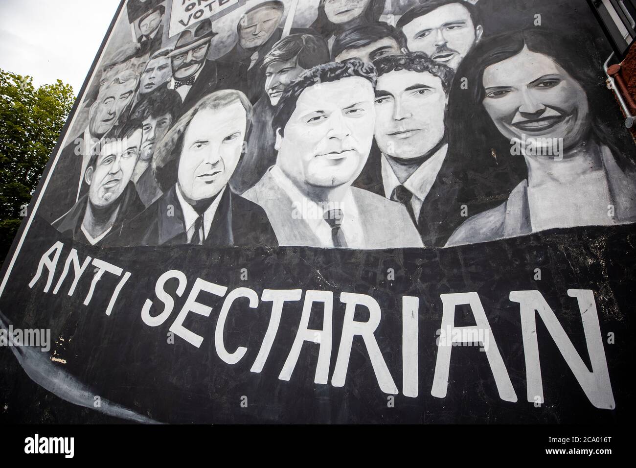 Un murale nel Bogside di Derry City che mostra John Hume, uno dei principali architetti della pace nell'Irlanda del Nord, dopo la sua morte all'età di 83 anni. Foto Stock