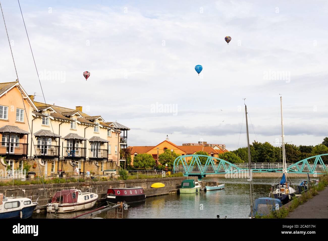 Le mongolfiere si navigano attraverso il porticciolo di Pooles Wharf, Hotwells, Bristol, Inghilterra. Luglio 2020 Foto Stock