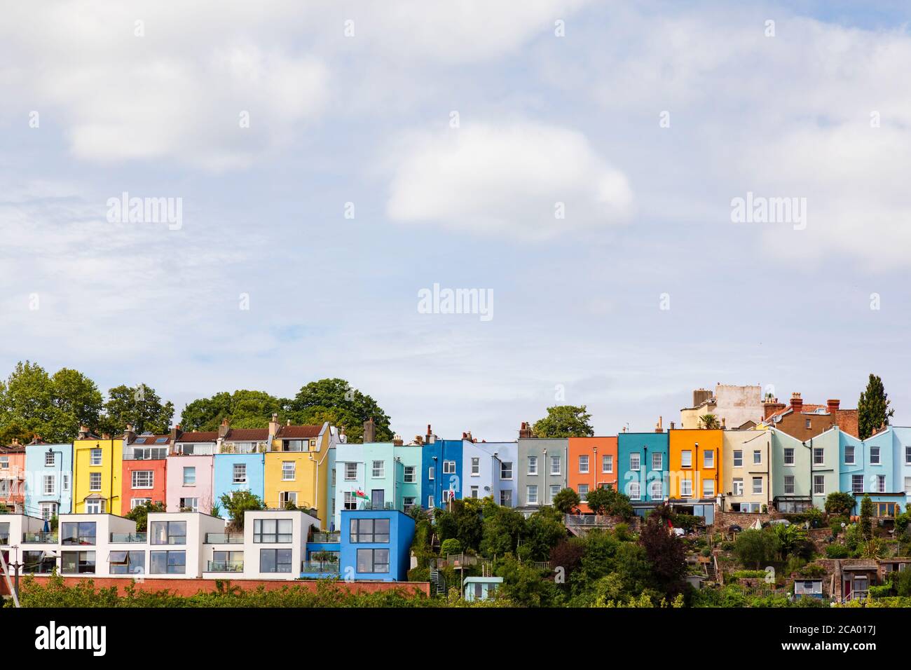 Case colorate a Cliftonwood Crescent, Bristol, Inghilterra. Luglio 2020 Foto Stock