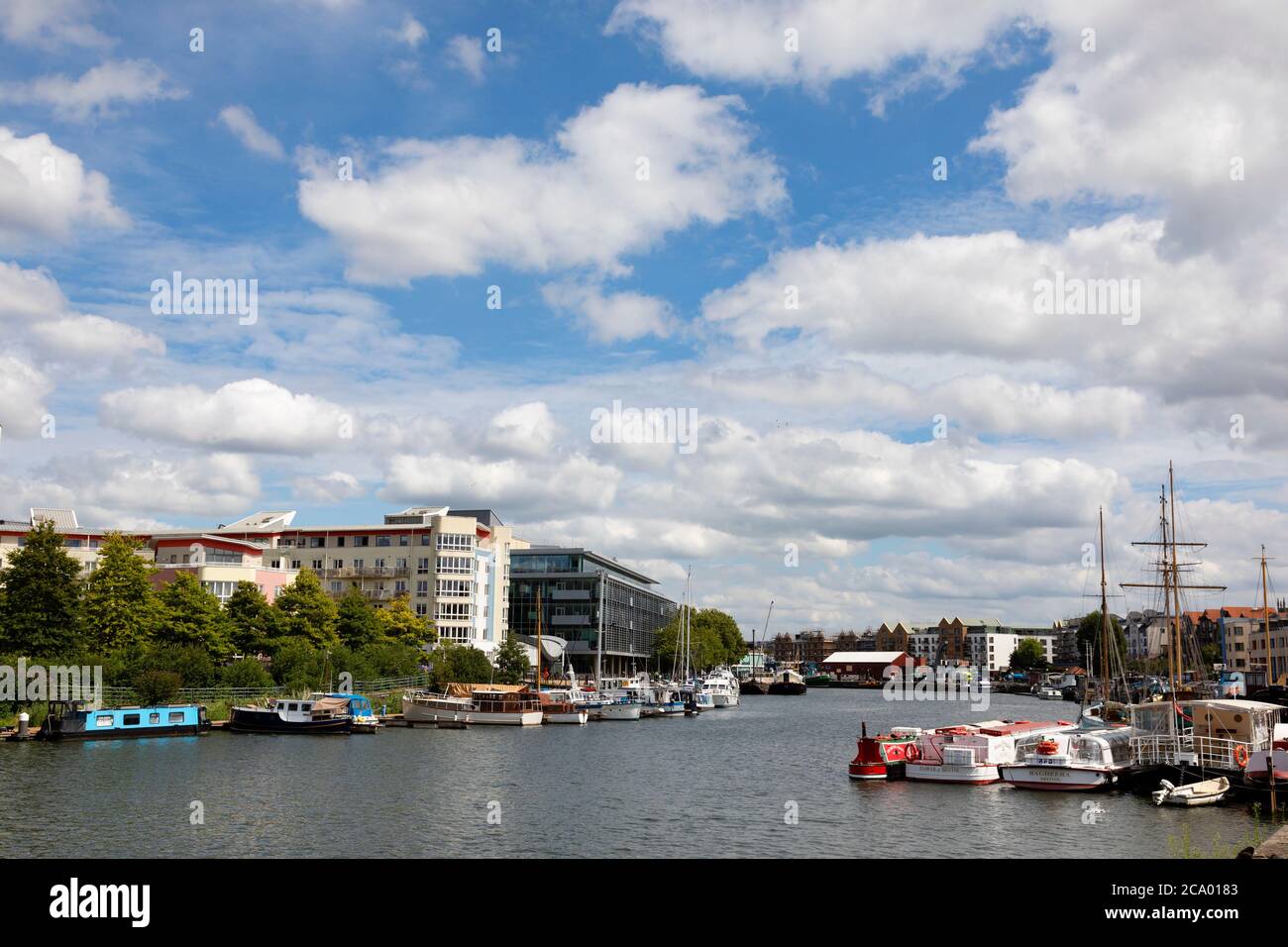 Vista lungo il fiume Avon fino alla città di Bristol. Barche e navi storiche sono ormeggiate. Bristol, Inghilterra. Luglio 2020 Foto Stock