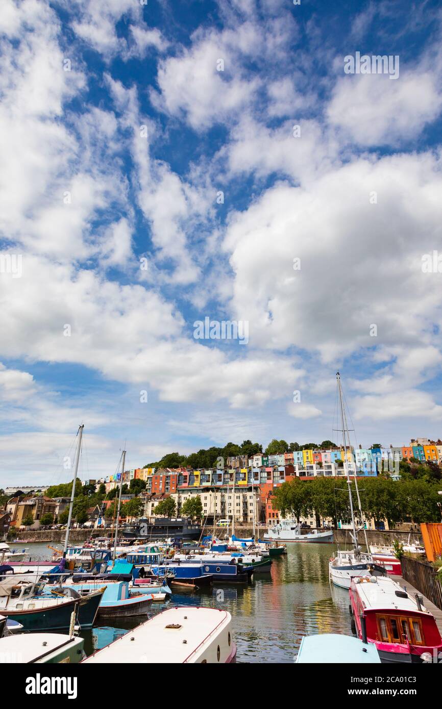 Vista da Bristol Marina sul fiume Avon verso le case colorate di Cliftonwood Crescent, Bristol, Inghilterra. Luglio 2020 Foto Stock