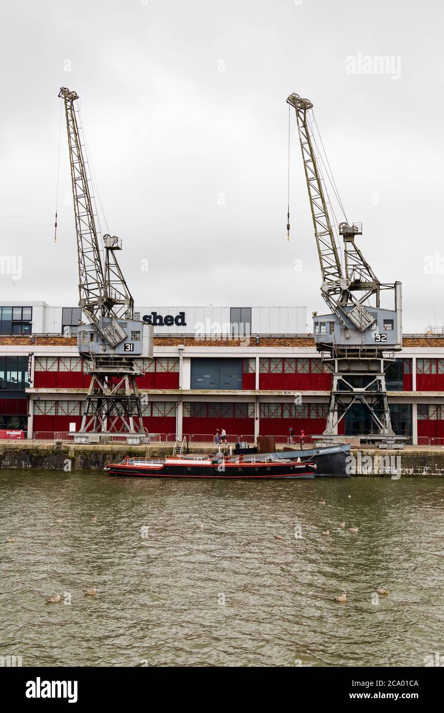 No's 31 e 32, Old Electric gru a Princes Wharf, con le navi "Mayflower" e piroscafo "Pyronaut" Bristol Docks, Bristol, Inghilterra. Foto Stock