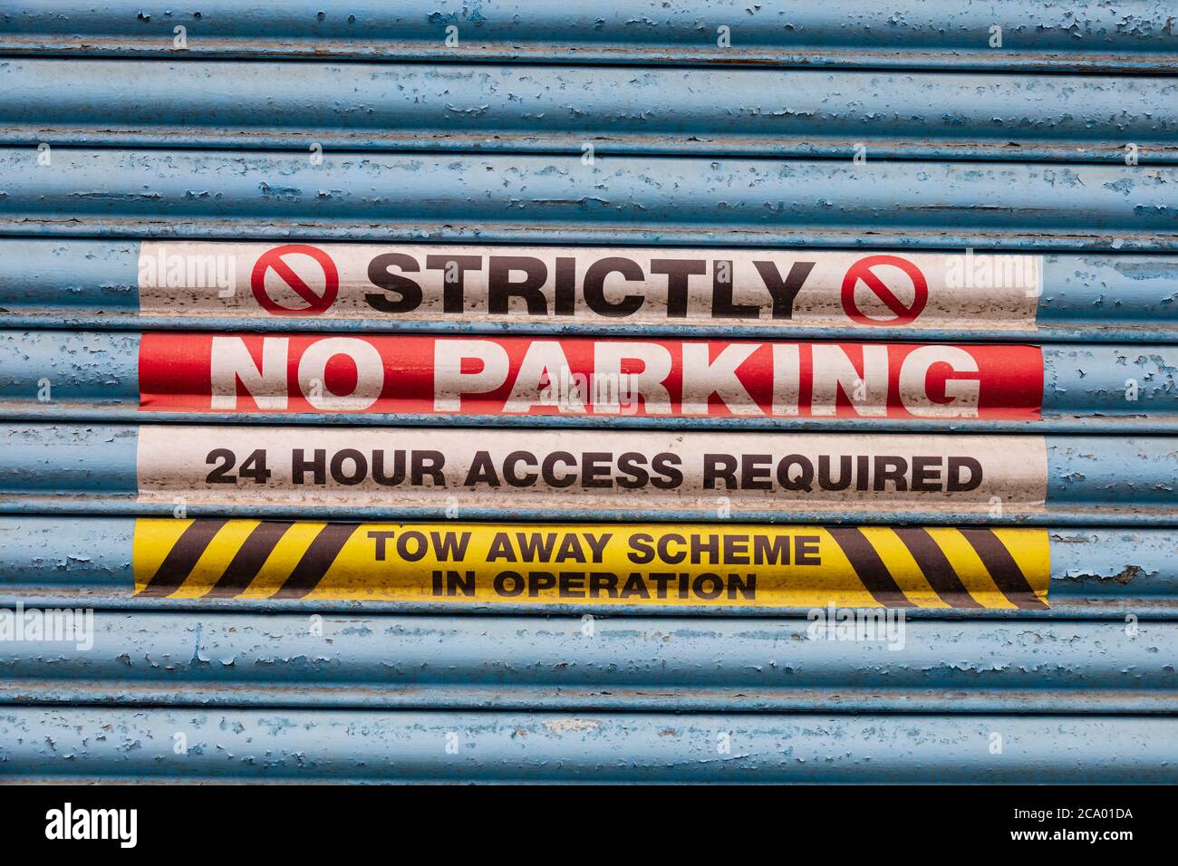 Non è necessario inserire alcun cartello di parcheggio sullo sportello blu sbiadito della serranda. Bristol, Inghilterra. Luglio 2020 Foto Stock