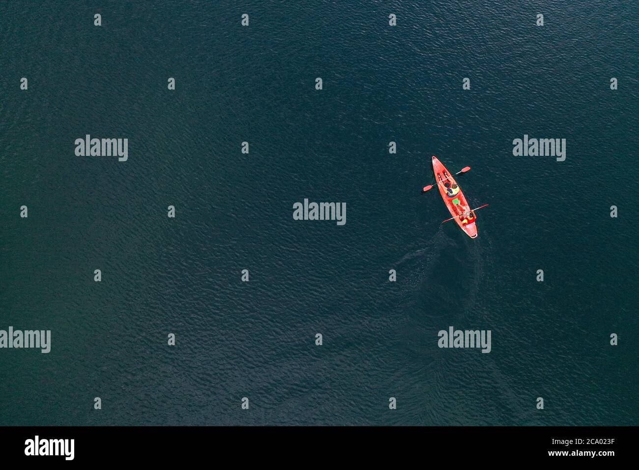 kayak galleggia sul fiume vista aerea, vista dall'alto da un drone, due ragazzi in canoa Foto Stock