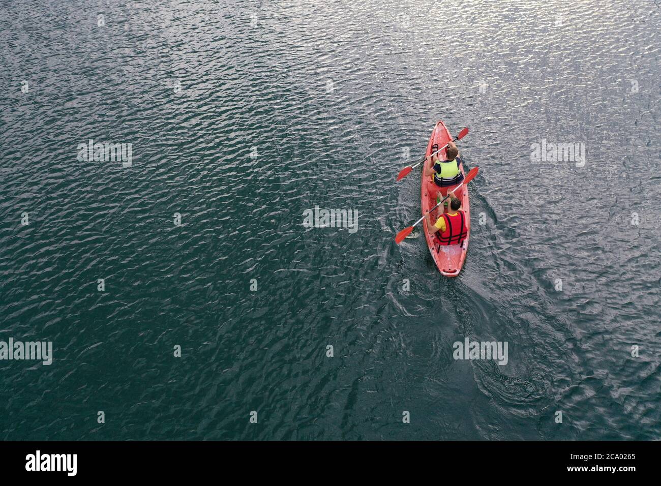 kayak galleggia sul fiume vista aerea, vista dall'alto da un drone, due ragazzi in canoa Foto Stock