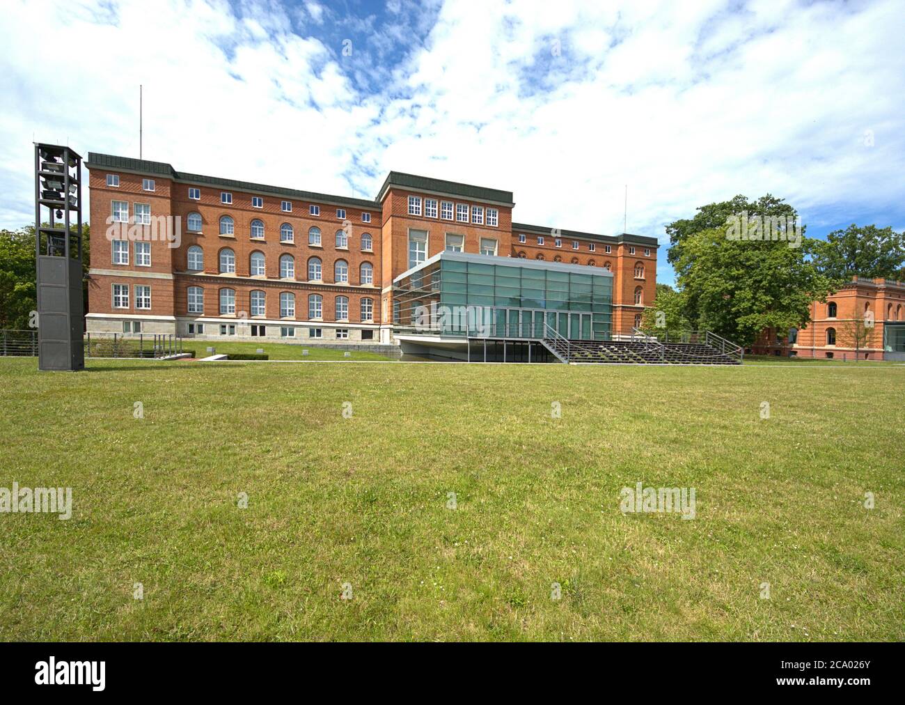 01.08.2020, Kiel, il parlamento di Stato dello Stato di Schleswig-Holstein a Dusternbrooker Weg 70 nel 24105 Kiel dal retro con la sala plenaria. L'edificio è stato costruito nel 1888 come Accademia Navale della Marina Imperiale ed è stato sede del Parlamento di Stato di Schleswig-Holstein dal 3 maggio 1950. L'odierna sala plenaria è stata completata nell'aprile 2003 e si basa su un progetto degli architetti Anja Bruning e Wolfgang-Michael Pax. | utilizzo in tutto il mondo Foto Stock