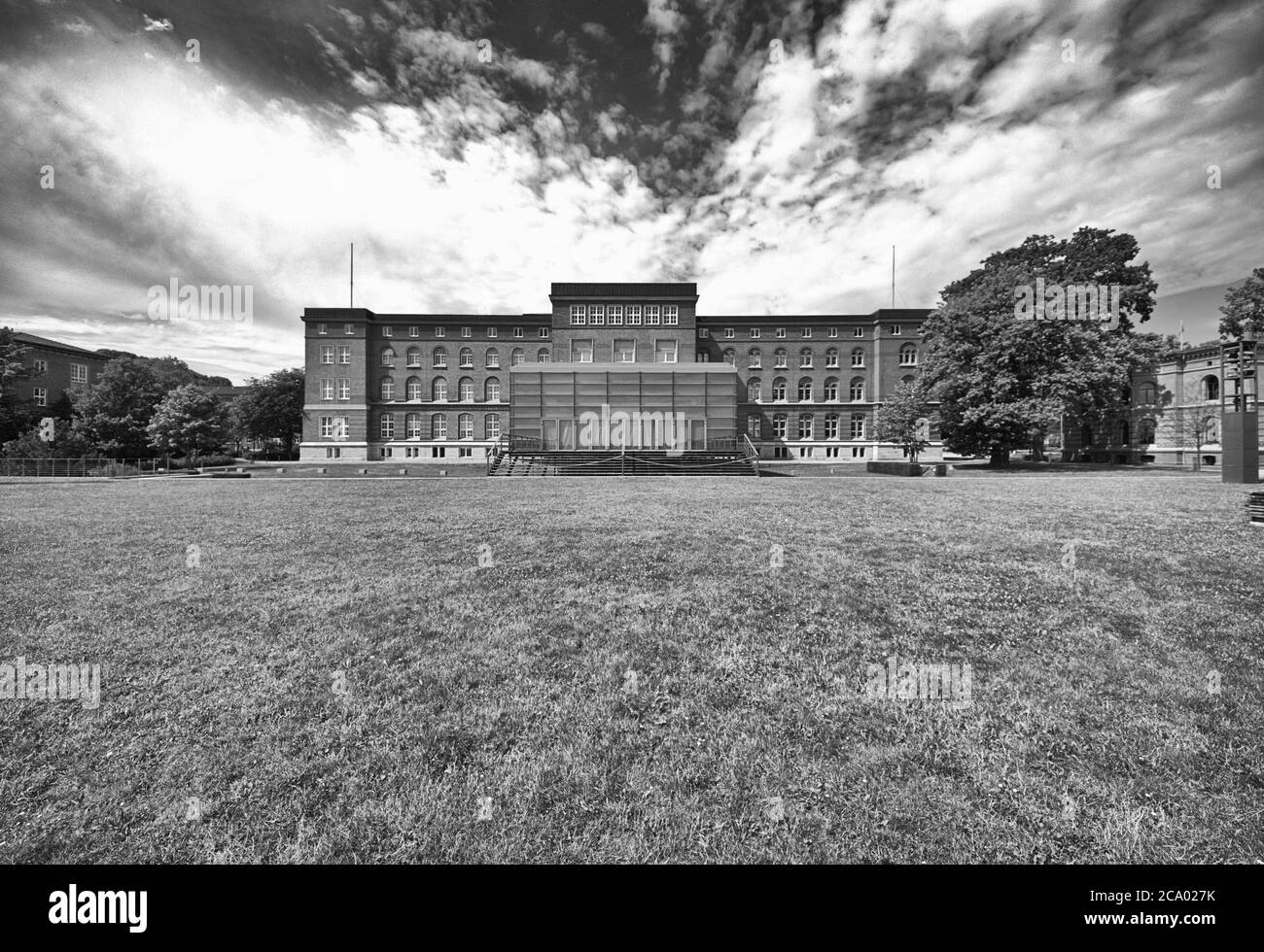 01.08.2020, Kiel, il parlamento di Stato dello Stato di Schleswig-Holstein a Dusternbrooker Weg 70 nel 24105 Kiel dal retro con la sala plenaria. L'edificio è stato costruito nel 1888 come Accademia Navale della Marina Imperiale ed è stato sede del Parlamento di Stato di Schleswig-Holstein dal 3 maggio 1950. L'odierna sala plenaria è stata completata nell'aprile 2003 e si basa su un progetto degli architetti Anja Bruning e Wolfgang-Michael Pax. | utilizzo in tutto il mondo Foto Stock