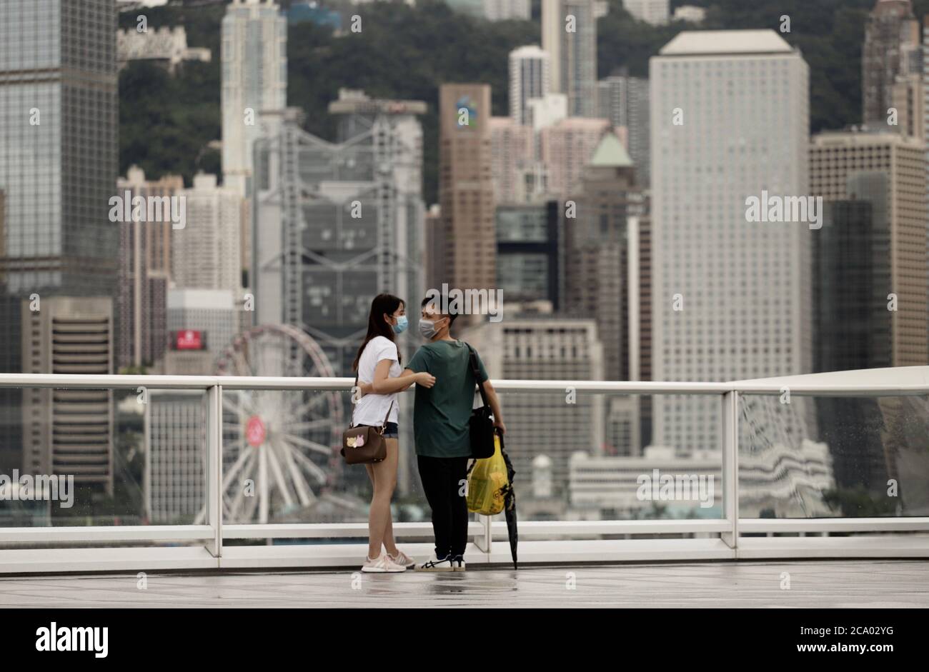 Hong Kong, CINA. 3 agosto 2020. Vista del centro finanziario nel centro come visto dalla penisola di Kowloon attraverso il Victoria Harbour.Aug-3, 2020 Hong Kong.ZUMA/Liau Chung-ren Credit: Liau Chung-ren/ZUMA Wire/Alamy Live News Foto Stock