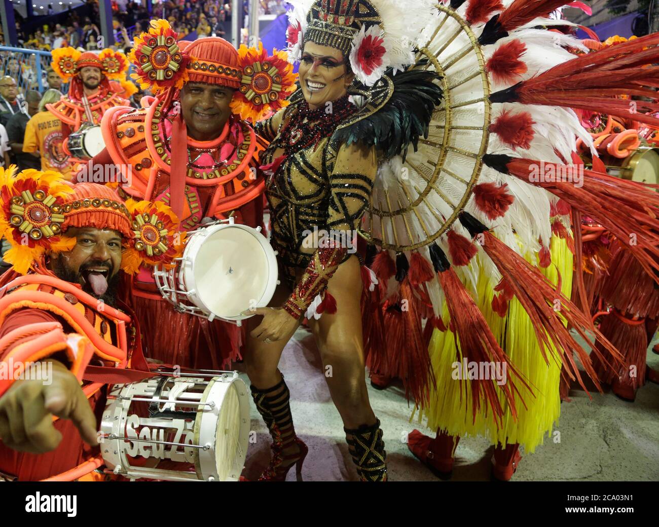 Rio de Janeiro, 23 febbraio 2020 Carnevale UN estacio de sa samba scuola rivelatori si esibisce durante la parata Foto Stock