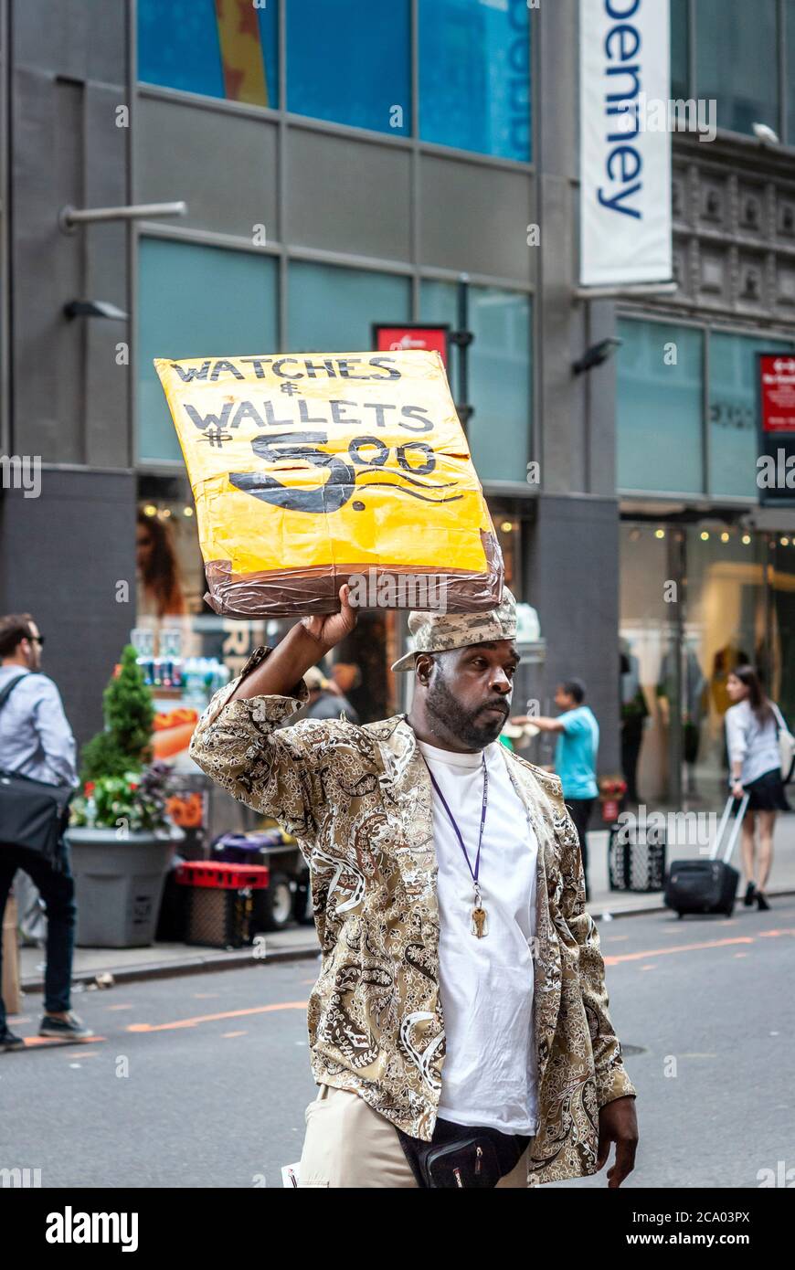 Venditore di strada che pubblicizzano merci contraffatte per strada a New york. Foto Stock
