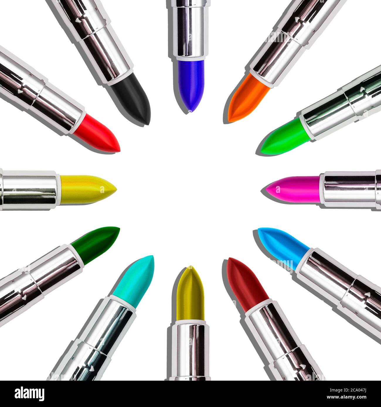 Il rossetto multicolore è disposto a cerchio e isolato su uno sfondo bianco. Layout piatto con una copia dello spazio. Foto Stock