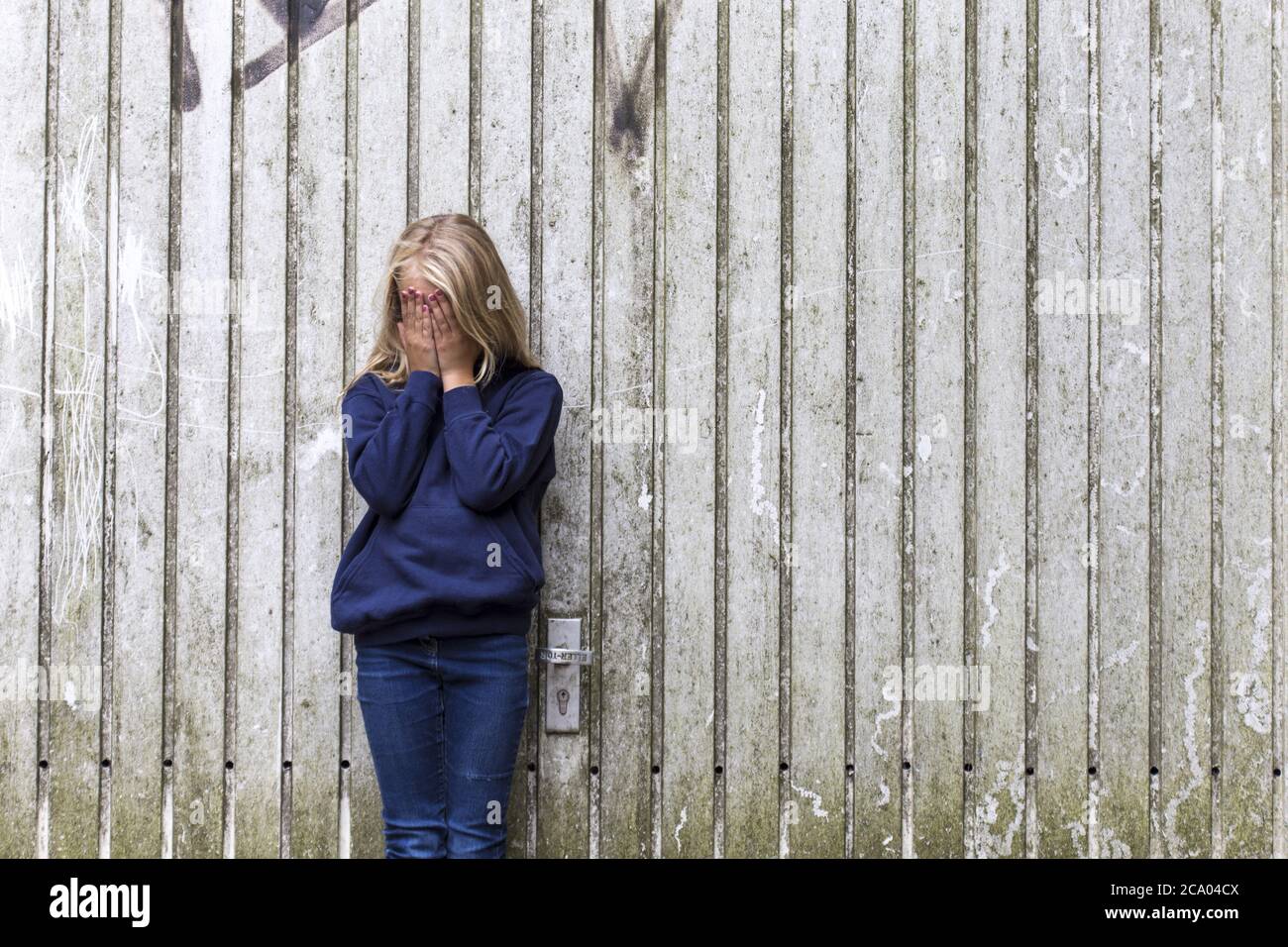 La ragazza (10) è infelice, triste, Kiel, Schleswig-Holstein, Germania Foto Stock