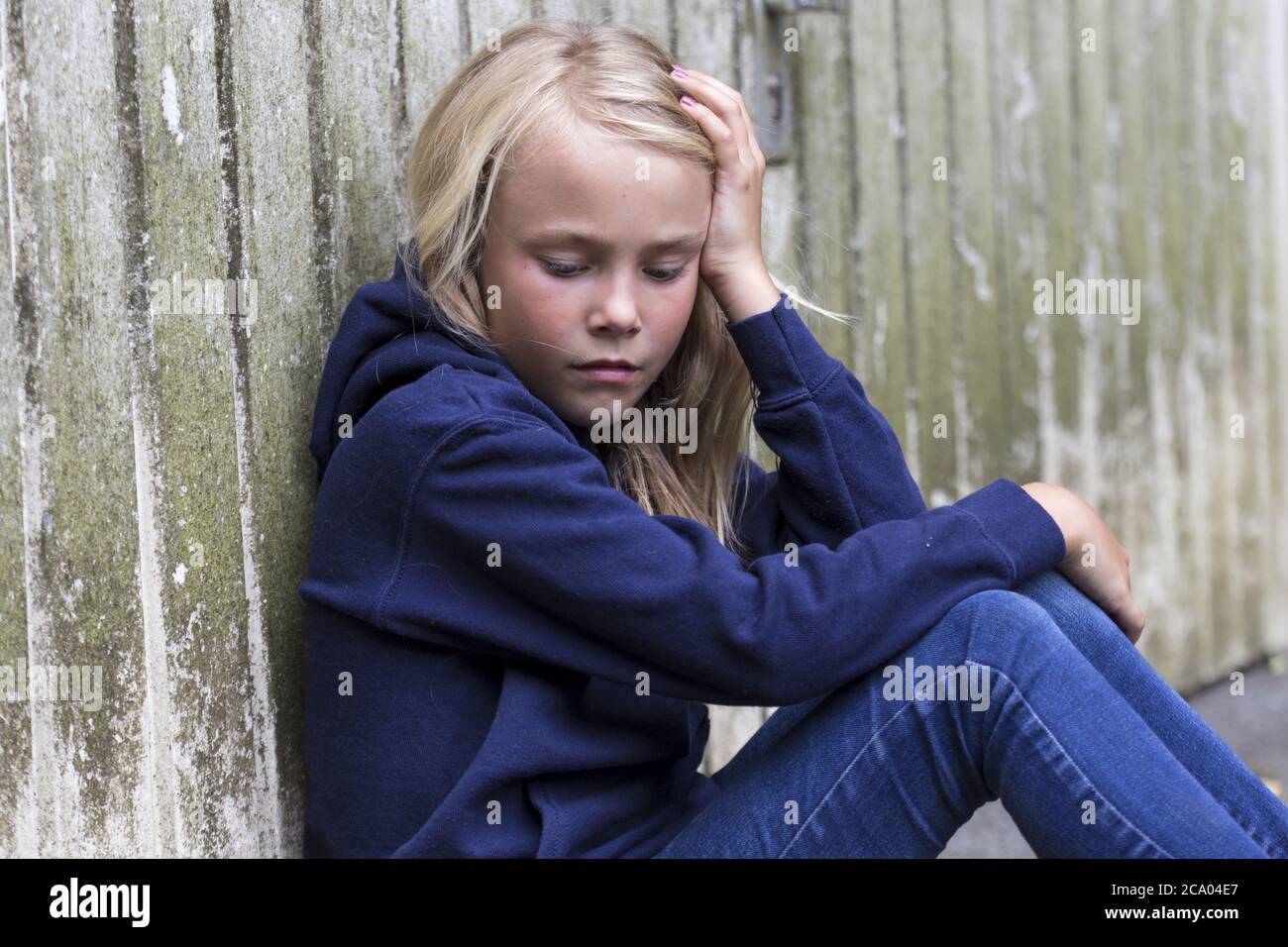 La ragazza (10) è infelice, triste, Kiel, Schleswig-Holstein, Germania Foto Stock