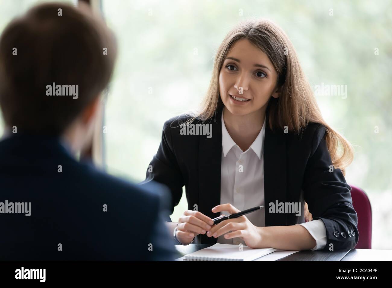 Il responsabile HR intervistando il candidato maschile risponde alle domande passa il colloquio di lavoro Foto Stock