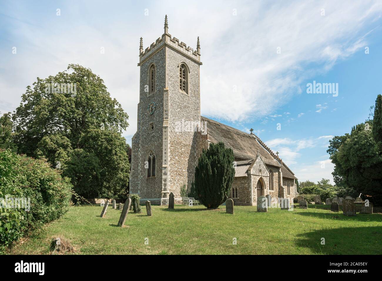 Inghilterra chiesa UK, vista in estate dei Santi Fabian e Sebastian Chiesa nel villaggio Norfolk di Woodbastwick, Anglia orientale, Inghilterra, Regno Unito Foto Stock