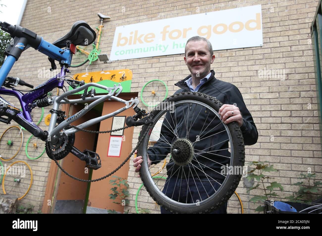 Il Segretario ai Trasporti Michael Matheson al lancio del programma Scotland Cycle Repair Scheme. Il Segretario di trasporto assiste alla bici per il buon negozio di bici di mozzo della comunità come lo schema per fornire le riparazioni libere della bici fino a £50 comincia. Foto Stock