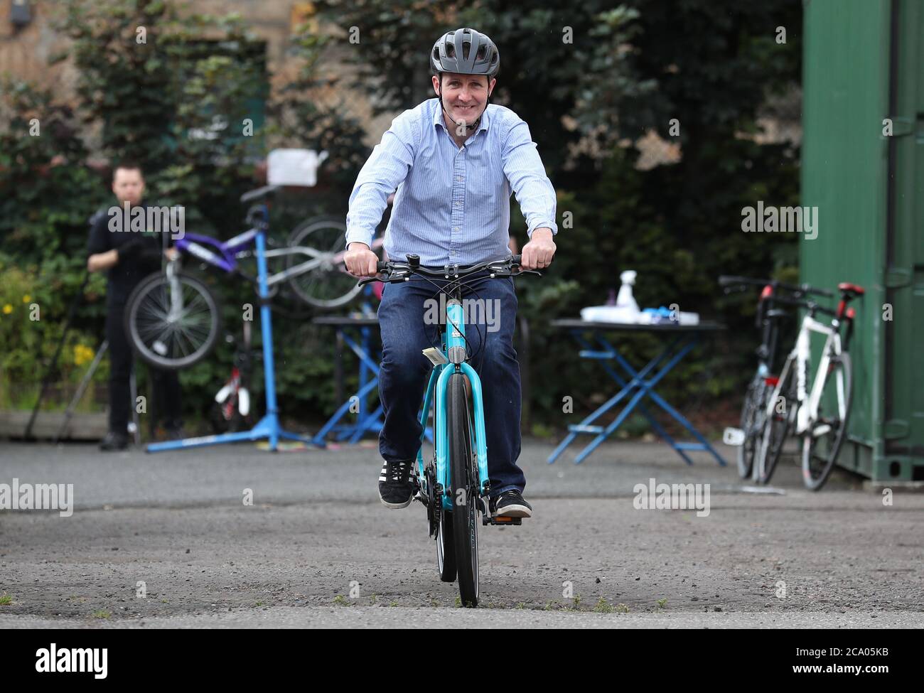 Il Segretario ai Trasporti Michael Matheson al lancio del programma Scotland Cycle Repair Scheme. Il Segretario di trasporto assiste alla bici per il buon negozio di bici di mozzo della comunità come lo schema per fornire le riparazioni libere della bici fino a £50 comincia. Foto Stock