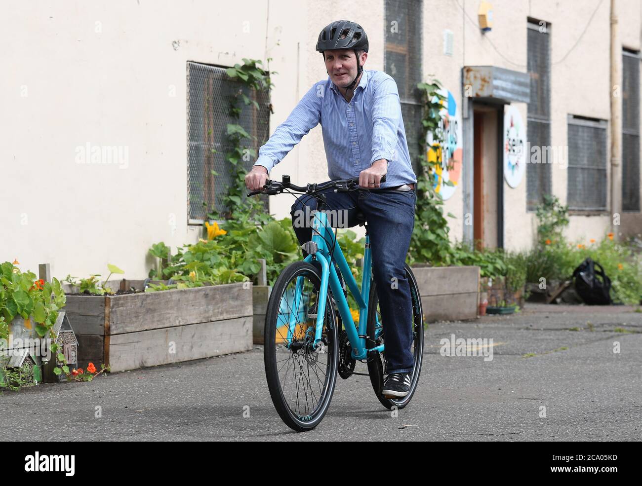 Il Segretario ai Trasporti Michael Matheson al lancio del programma Scotland Cycle Repair Scheme. Il Segretario di trasporto assiste alla bici per il buon negozio di bici di mozzo della comunità come lo schema per fornire le riparazioni libere della bici fino a £50 comincia. Foto Stock