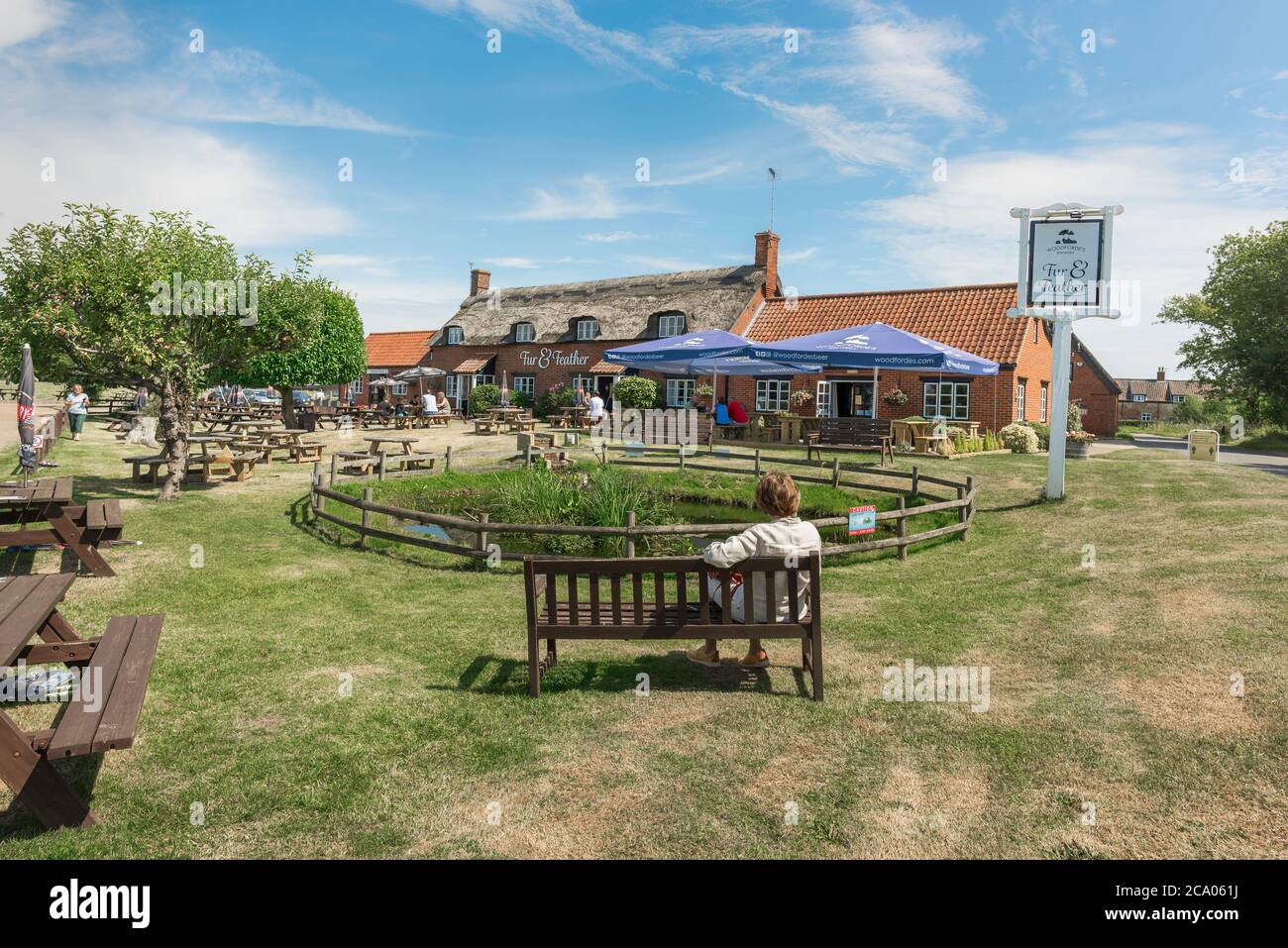 Countryside pub UK, vista in estate di persone seduti fuori di un tipico pub rurale a Norfolk, East Anglia, Inghilterra, Regno Unito Foto Stock