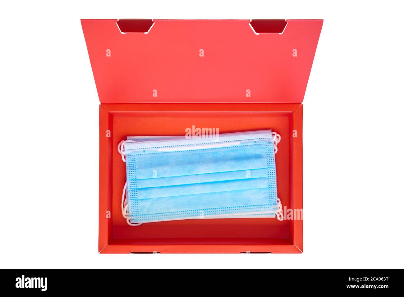Maschere mediche su una scatola rossa isolata su bianco. Regalo Foto Stock
