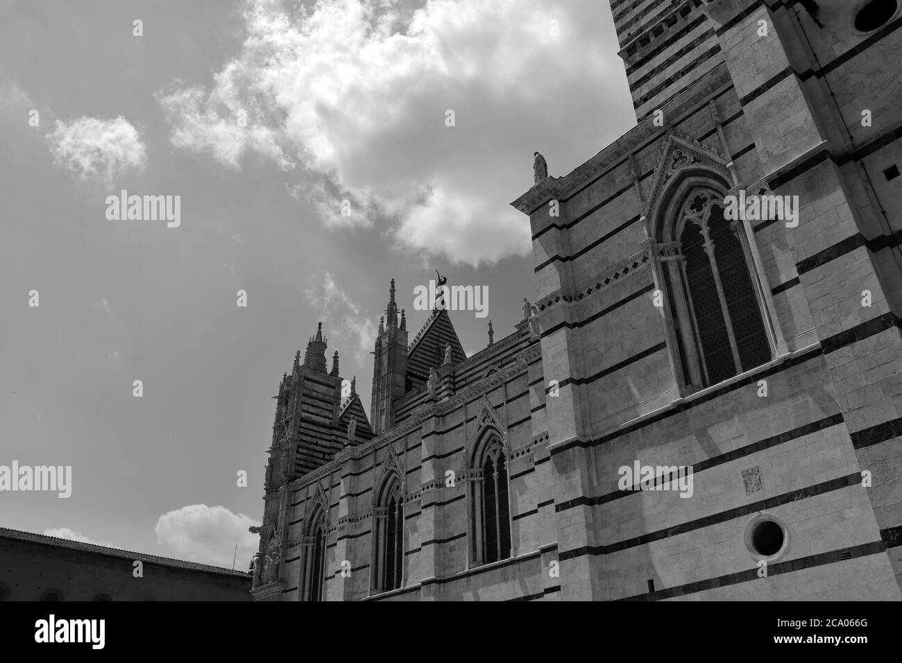 Uno scorcio della città medievale di Siena, Toscana, Italia. Patrimonio dell'UNESCO. La maestosa cattedrale in marmo bianco e nero con il campaniel e la lar Foto Stock