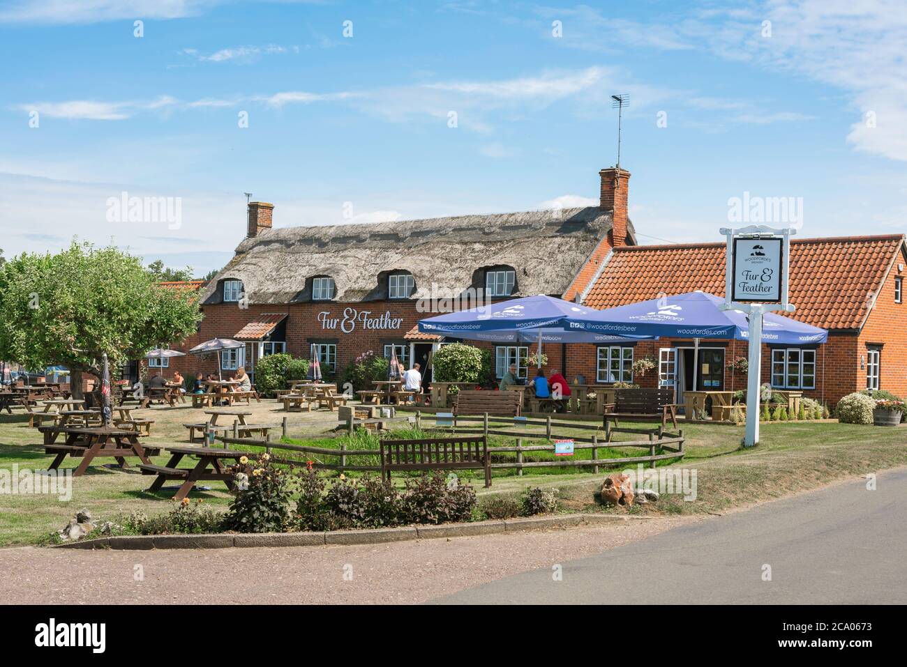 Estate Regno Unito, vista in estate di un pub tradizionale campagna nel villaggio Norfolk di Woodbastwick, Inghilterra, Regno Unito Foto Stock