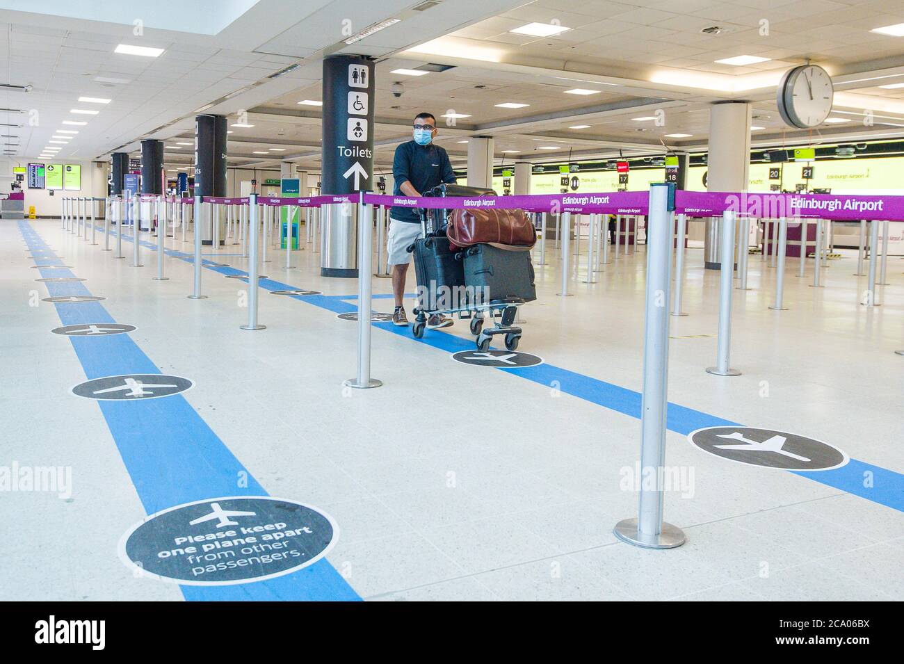 Scene generali dall'aeroporto di Edimburgo oggi, come il primo ministro ha annunciato che coloro che viaggiano dalla Spagna devono quarintina per 14 giorni all'arrivo in Scozia. Credito: Euan Cherry Foto Stock