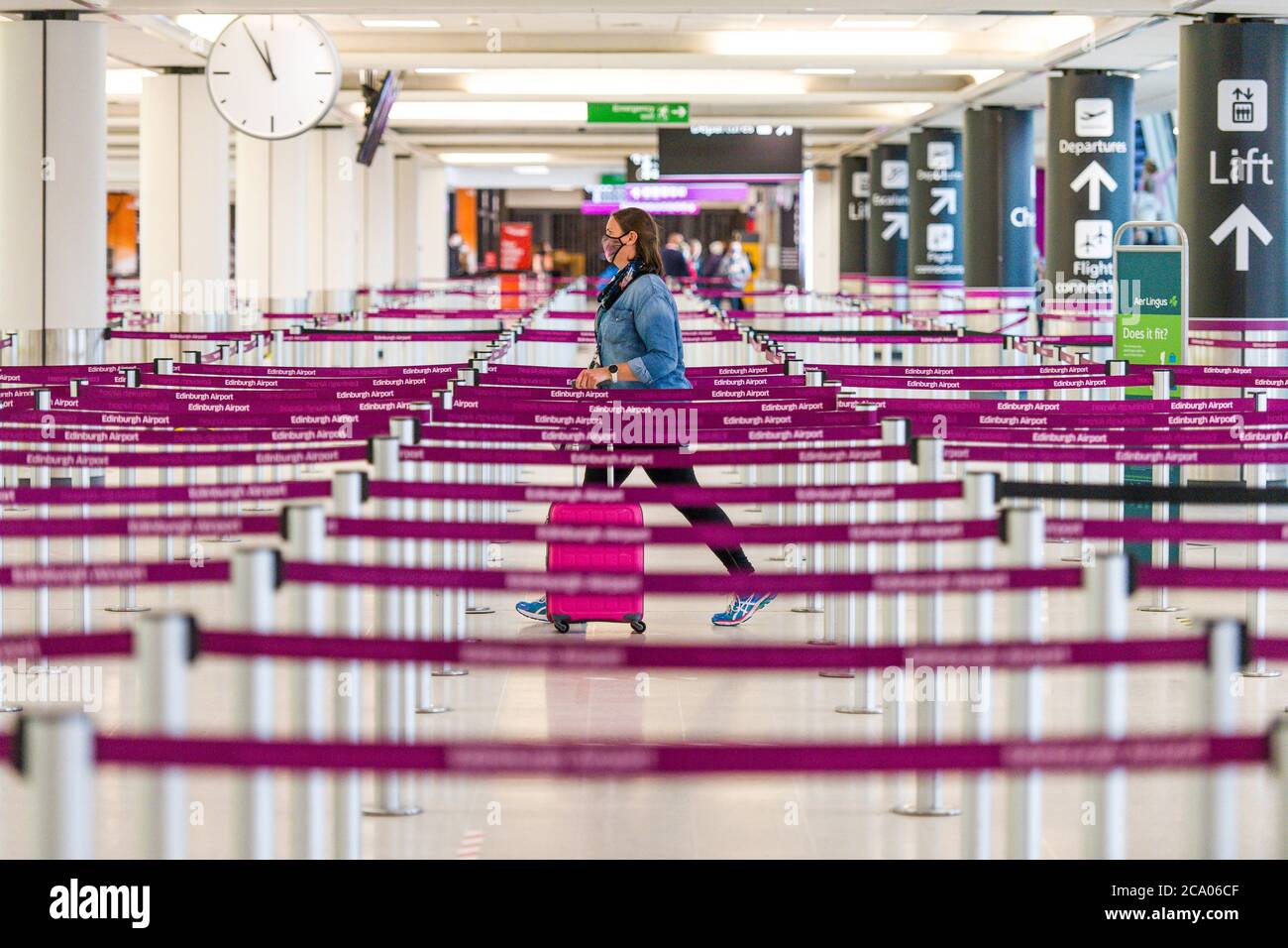 Scene generali dall'aeroporto di Edimburgo oggi, come il primo ministro ha annunciato che coloro che viaggiano dalla Spagna devono quarintina per 14 giorni all'arrivo in Scozia. Credito: Euan Cherry Foto Stock