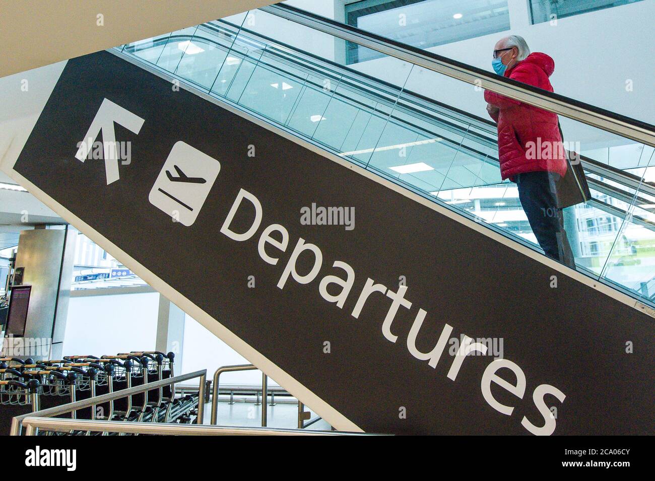 Scene generali dall'aeroporto di Edimburgo oggi, come il primo ministro ha annunciato che coloro che viaggiano dalla Spagna devono quarintina per 14 giorni all'arrivo in Scozia. Credito: Euan Cherry Foto Stock
