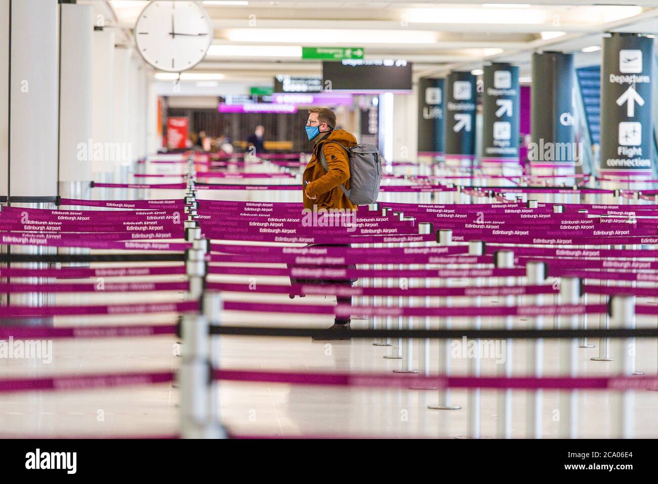 Scene generali dall'aeroporto di Edimburgo oggi, come il primo ministro ha annunciato che coloro che viaggiano dalla Spagna devono quarintina per 14 giorni all'arrivo in Scozia. Credito: Euan Cherry Foto Stock