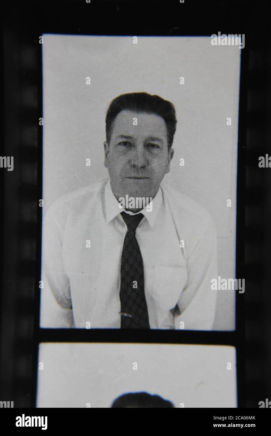 Fine anni '70 vintage contatto stampa in bianco e nero fotografia di un passaporto di un uomo adulto di mezza età. Foto Stock