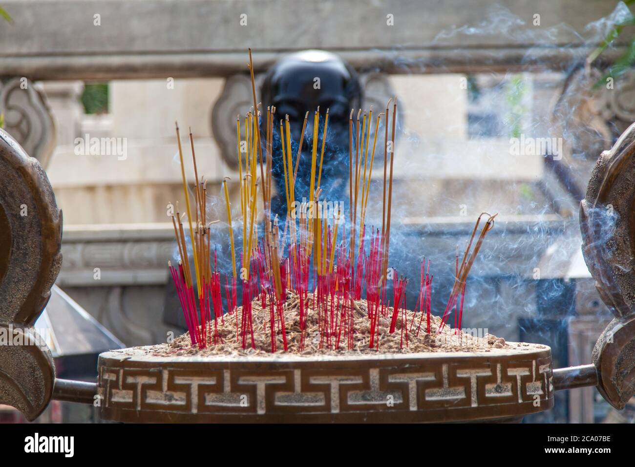 Incenso che brucia nel tempio e nel santuario. L'incenso è una parte della  vita vietnamita Foto stock - Alamy
