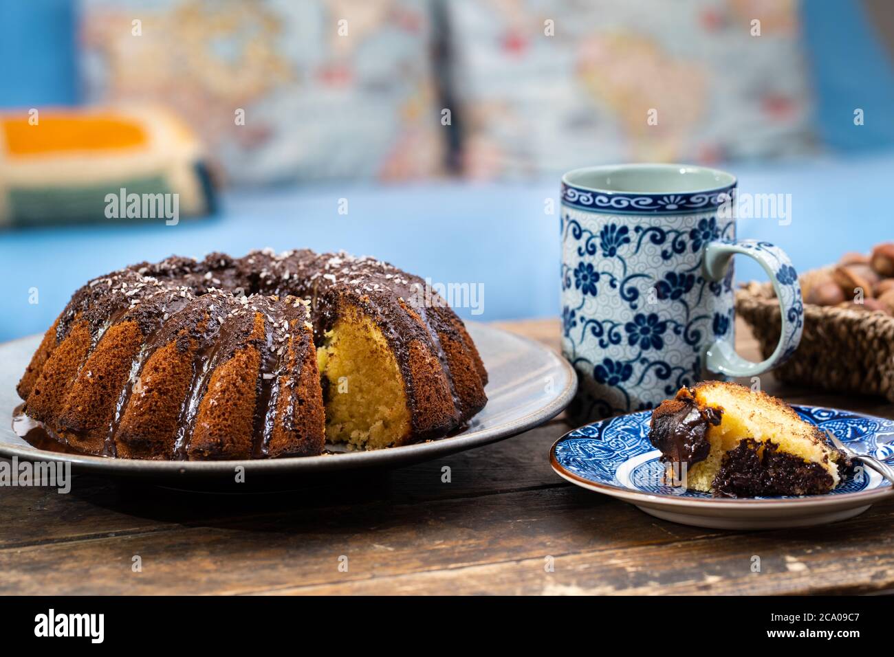 Deliziosa torta di Pasqua, cestino di noci e cacao caldo su vecchio tavolo di legno scuro - bel pomeriggio durante il soggiorno a casa. Foto Stock