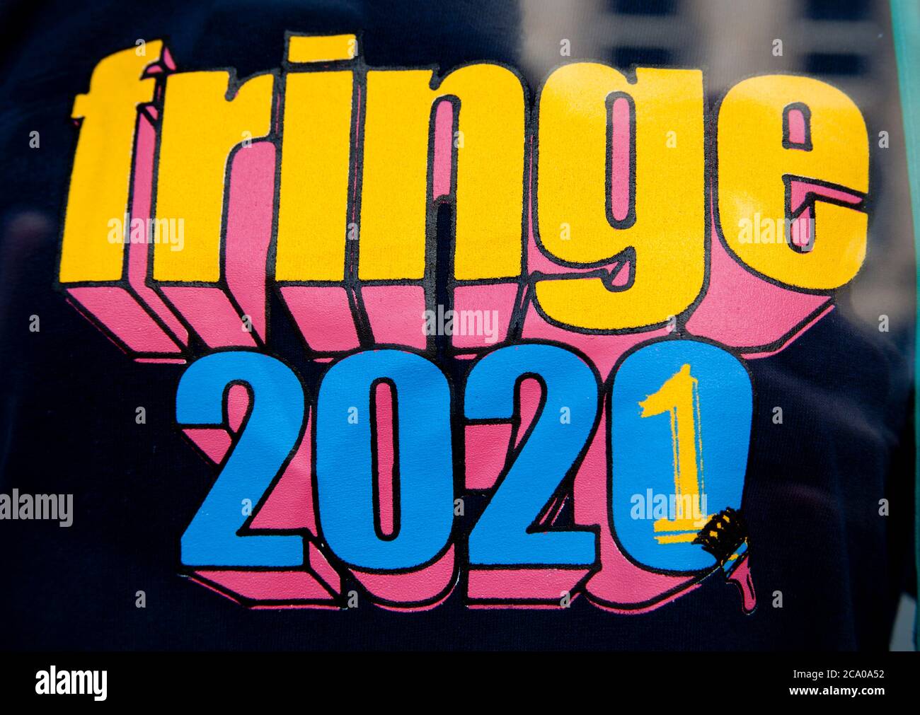 Edimburgo, Scozia, Regno Unito. 3 agosto 2020. Guardando un po' più normale sulle strade della città con alcuni turisti che girovagano sui marciapiedi guardando i monumenti storici e visitando i ristoranti sul Royal Mile. Nella foto, poster nella vetrina del Fringe Box Office di Edimburgo che promuove i prossimi anni Fringe come 2020 evento annullato a causa della pandemia di Covid-19. Credit: Arch White/Alamy Live News. Foto Stock