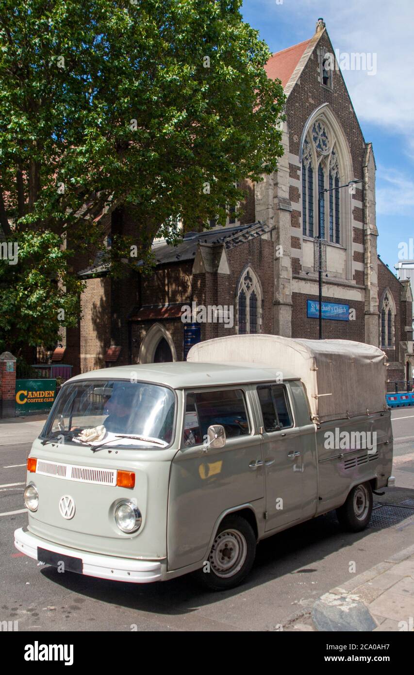 Convertito, vintage Volkswagen camper van parcheggiato su una strada a Camden, a nord-ovest di Londra. Inghilterra, Regno Unito Foto Stock