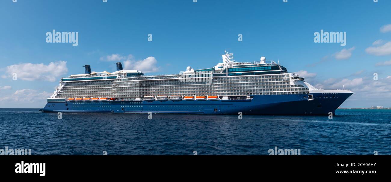 Vista laterale della lussuosa nave da crociera sul mare. Foto Stock