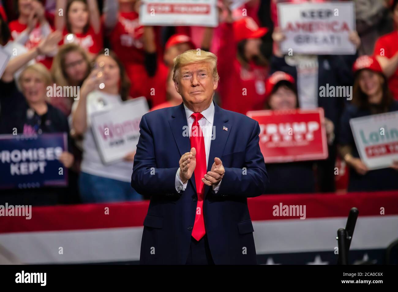 Il presidente Trump si è aggrappato entrando nel rally dei Bojangle Colosseo Foto Stock