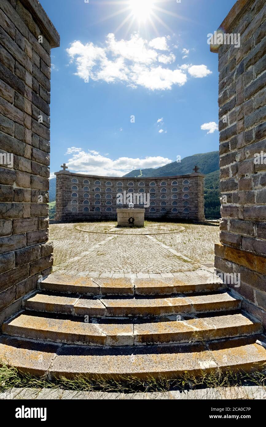 Il monumento commemorativo militare del passo di Resia è stato costruito nel 1939 ed è un esempio di architettura fascista. Burgusio, Alto Adige, Italia. Foto Stock