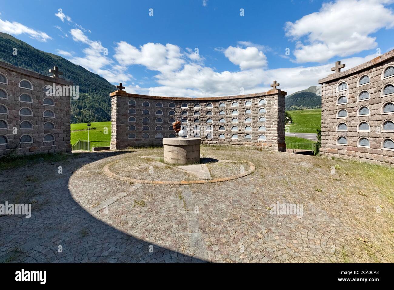 Il monumento commemorativo militare del passo di Resia è stato costruito nel 1939 ed è un esempio di architettura fascista. Burgusio, Alto Adige, Italia. Foto Stock