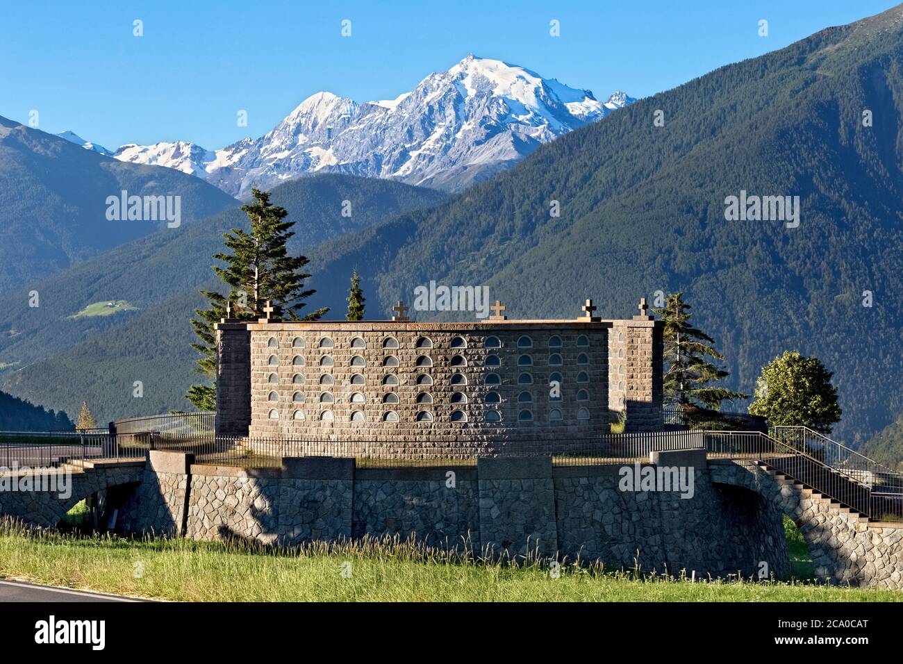 Il monumento commemorativo militare del passo di Resia è stato costruito nel 1939. Sullo sfondo le Ortles, la montagna più alta dell'Alto Adige. Malles, Italia. Foto Stock