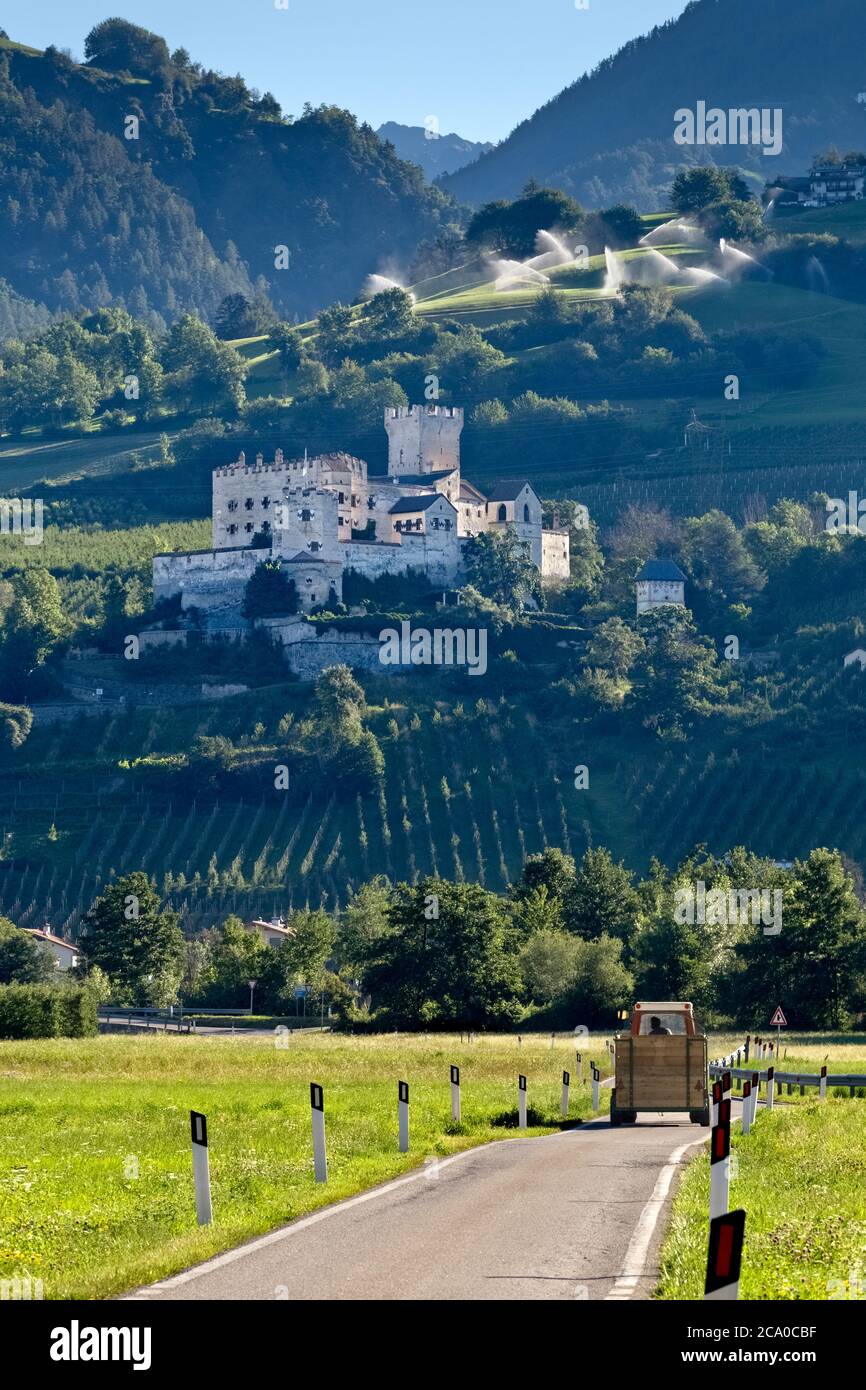 Coira Castello (Churburg) e la zona rurale di Sluderno. Val Venosta, provincia di Bolzano, Trentino Alto Adige, Italia, Europa. Foto Stock