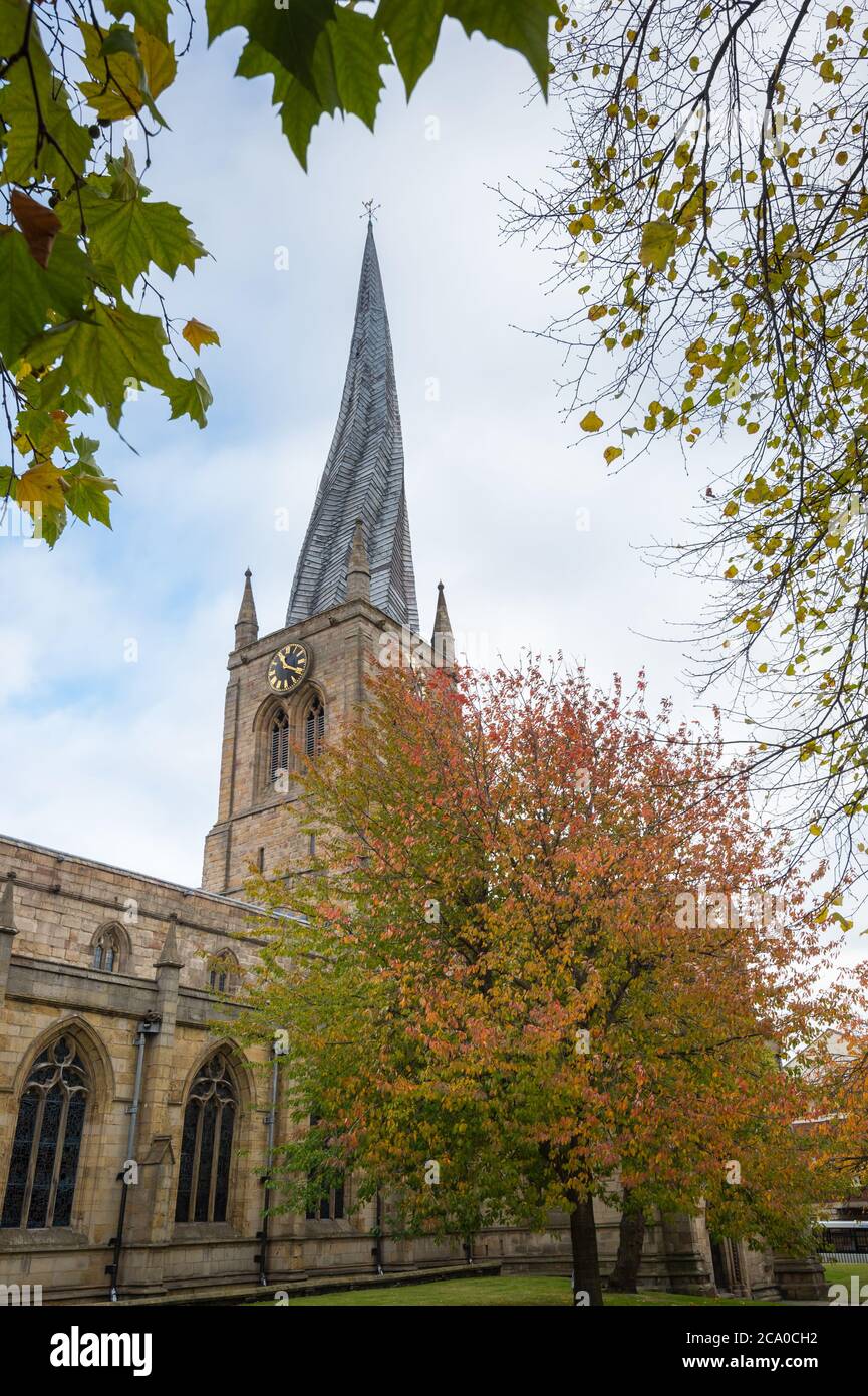 Chiesa di Santa Maria e di tutti i Santi con la sua guglia storta, Church Way, Chesterfield, Derbyshire, Regno Unito Foto Stock