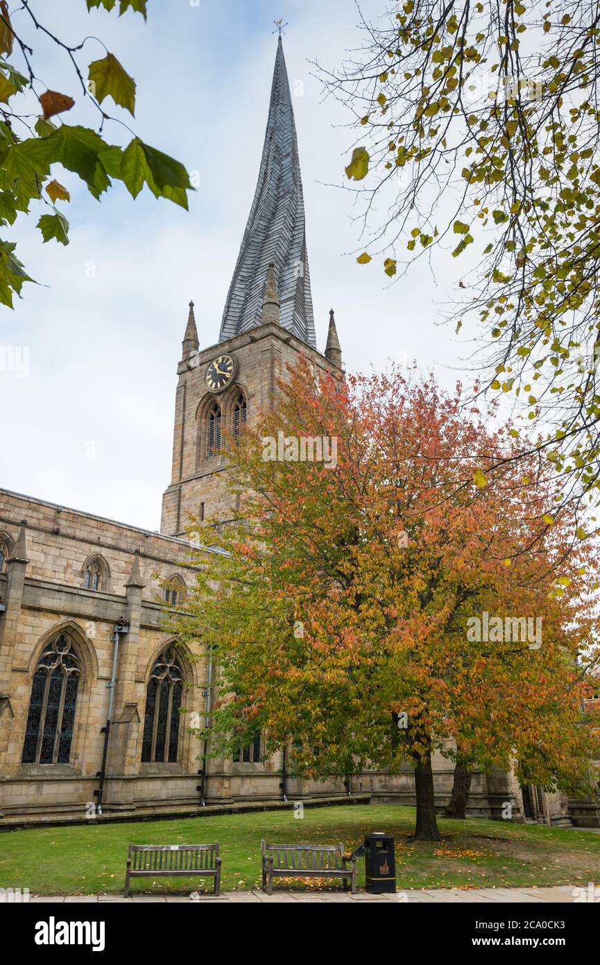 Chiesa di Santa Maria e di tutti i Santi con la sua guglia storta, Church Way, Chesterfield, Derbyshire, Regno Unito Foto Stock