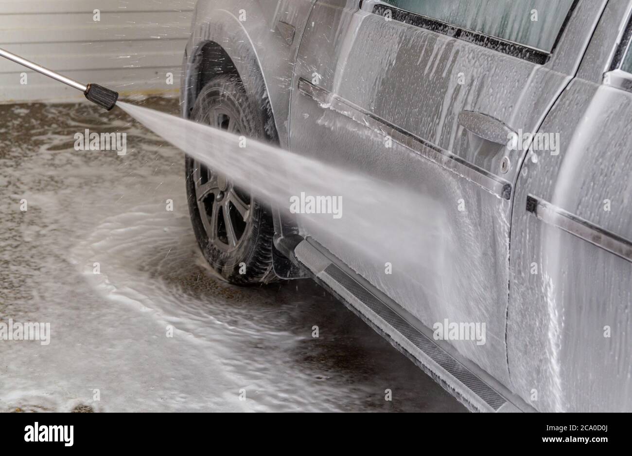 una vista in primo piano del processo di lavaggio interno di auto bagnate Foto Stock