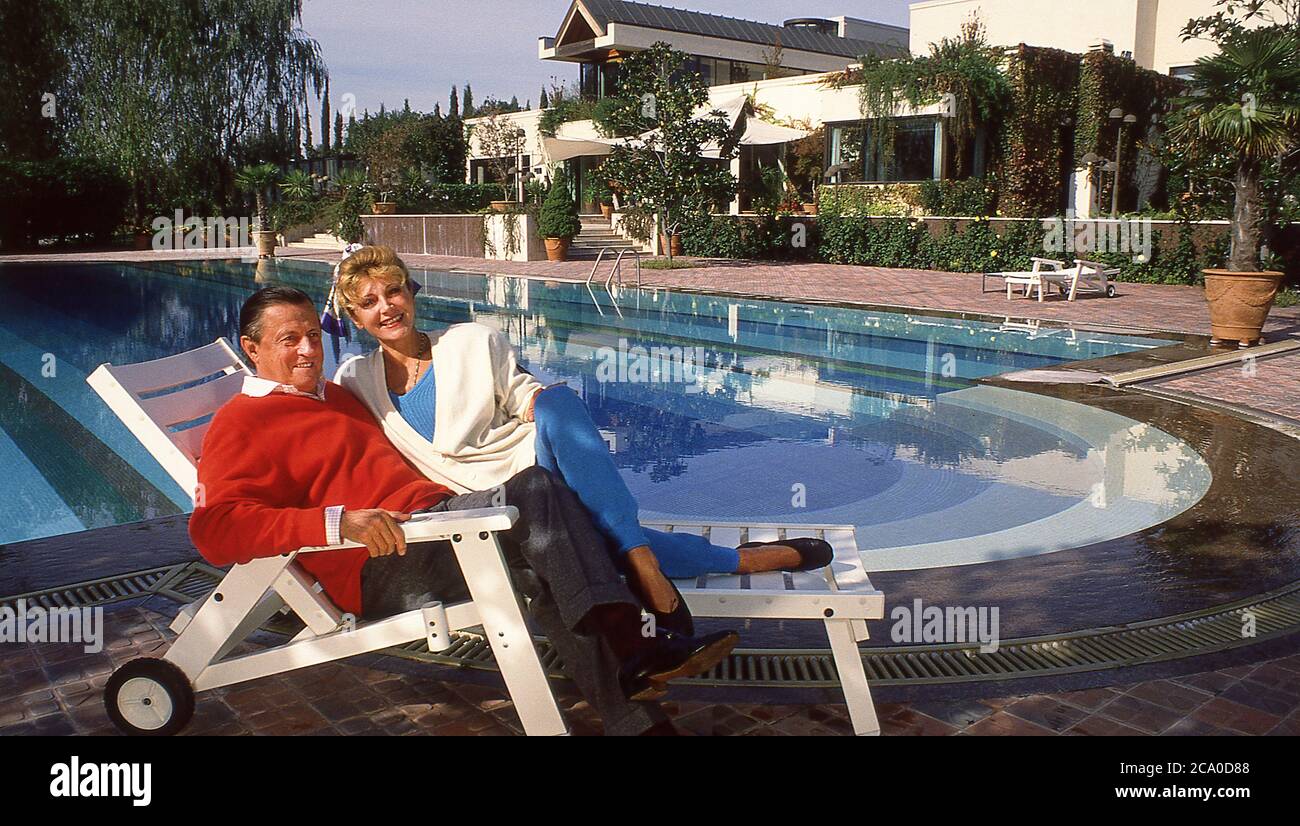 Il defunto Barone von Thyssen con la sua quinta moglie Carmen 'Tina' Cervera a casa loro in Spagna poco dopo il loro matrimonio nel 1985 Foto Stock