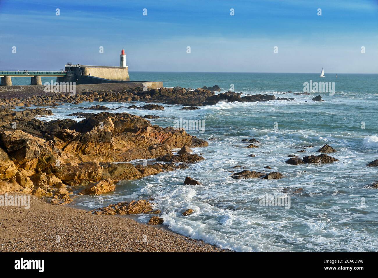 Coste rocciose e faro di Les Sables d'Olonne, comune nel dipartimento della Vandea nella regione Pays de la Loire in Francia occidentale Foto Stock